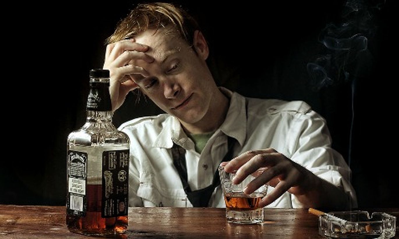 Пьяница картинки. Парень с выпивкой. Алкоголь и человек. Пьющий мужчина. Мужчина пьет виски.
