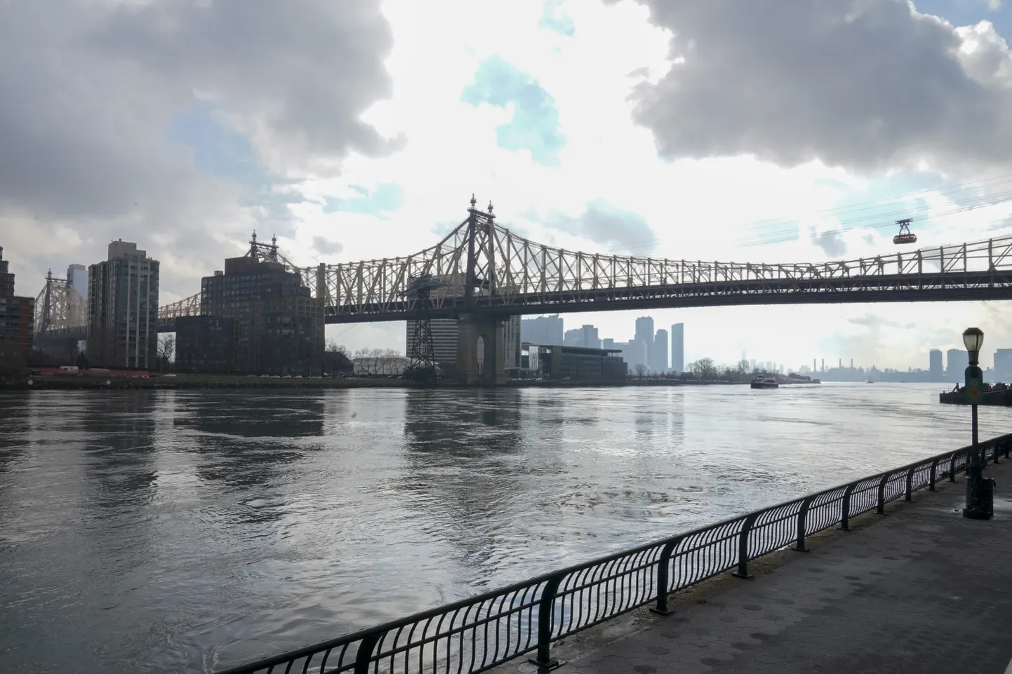 Vaade Manhattanilt East Riverile.