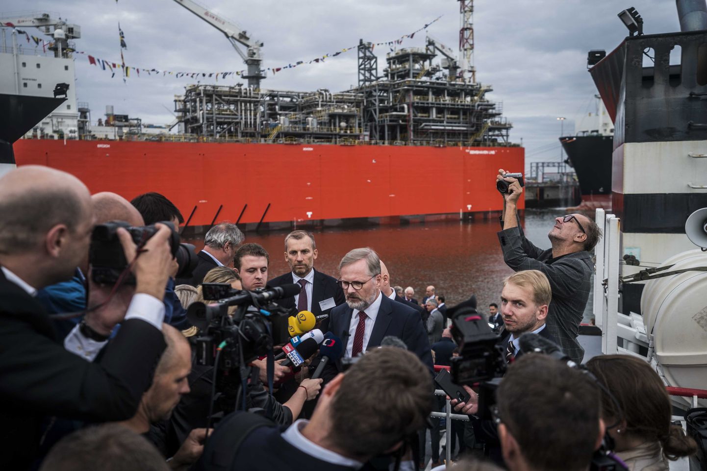 Esimest Eemshaveni sadama uude LNG terminali sildunud LNG tankerit oli tervitama tulnud Tšehhi Vabariigi peaminister Petr Fiala, kes samuti soovib vähendada riigi sõltuvust Venemaa gaasist.  EPA/SIESE VEENSTRA