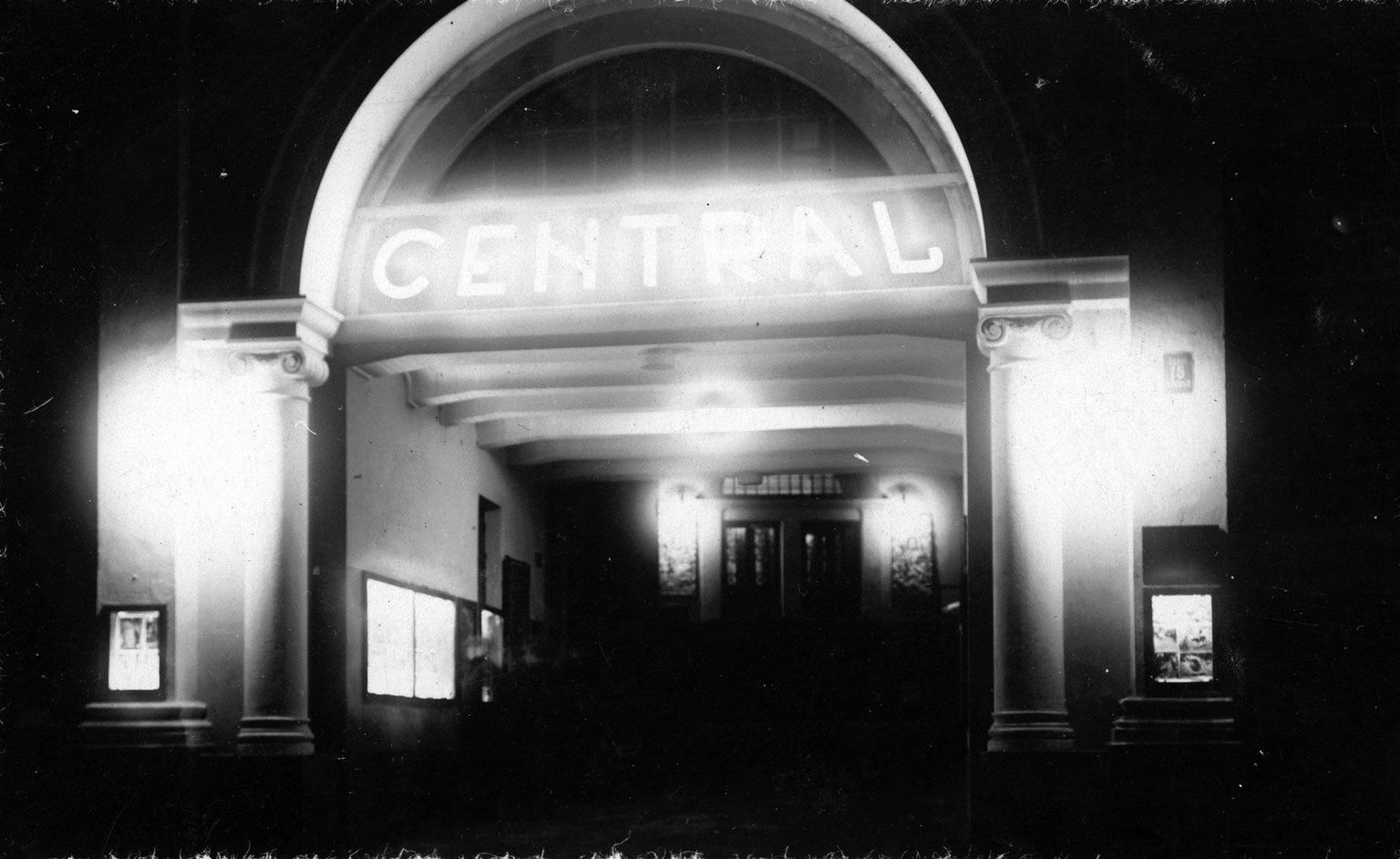 Pirogovi platsi kohal paiknenud kino Central reklaamisäras sissepääs pärast ümberehitust 1935. aastal.