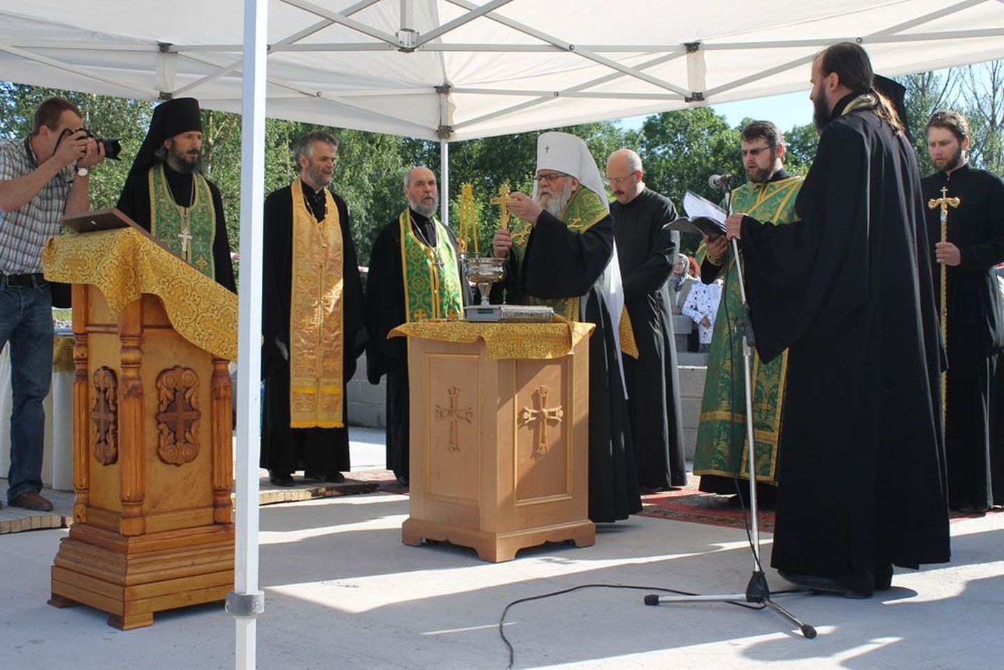 В среду православное духовенство провело службу на месте будущего храма.