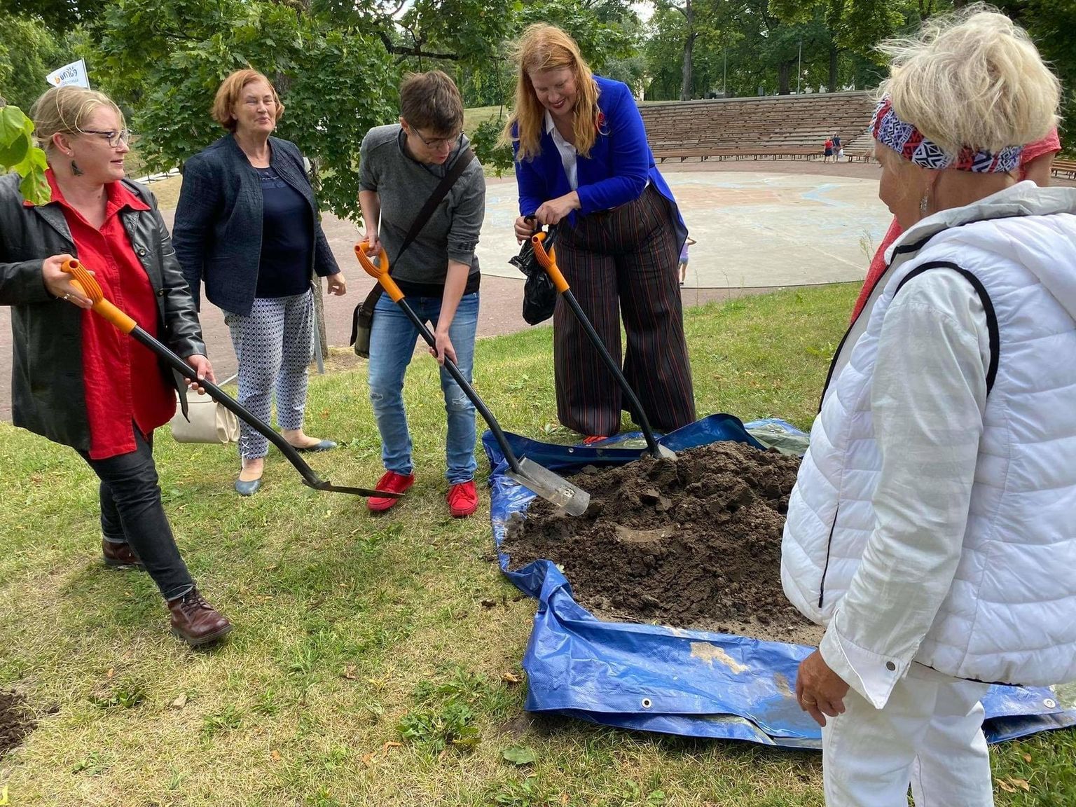 Pärnu Vallikääru istutati Lilli Suburgi mälestuseks pärnapuu.