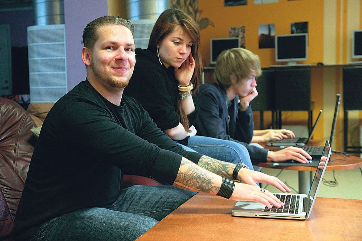 Olle Nõmme võib Pärnu noorte vabaajakeskuses näha tavaliselt inimeste keskel, arvuti käeulatuses ja nägu naerul.