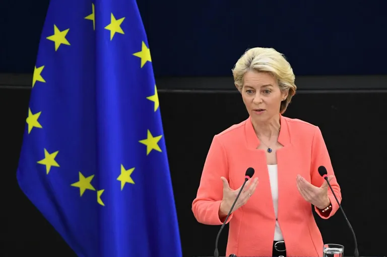 Ursula von der Leyen aastakõnet pidamas.