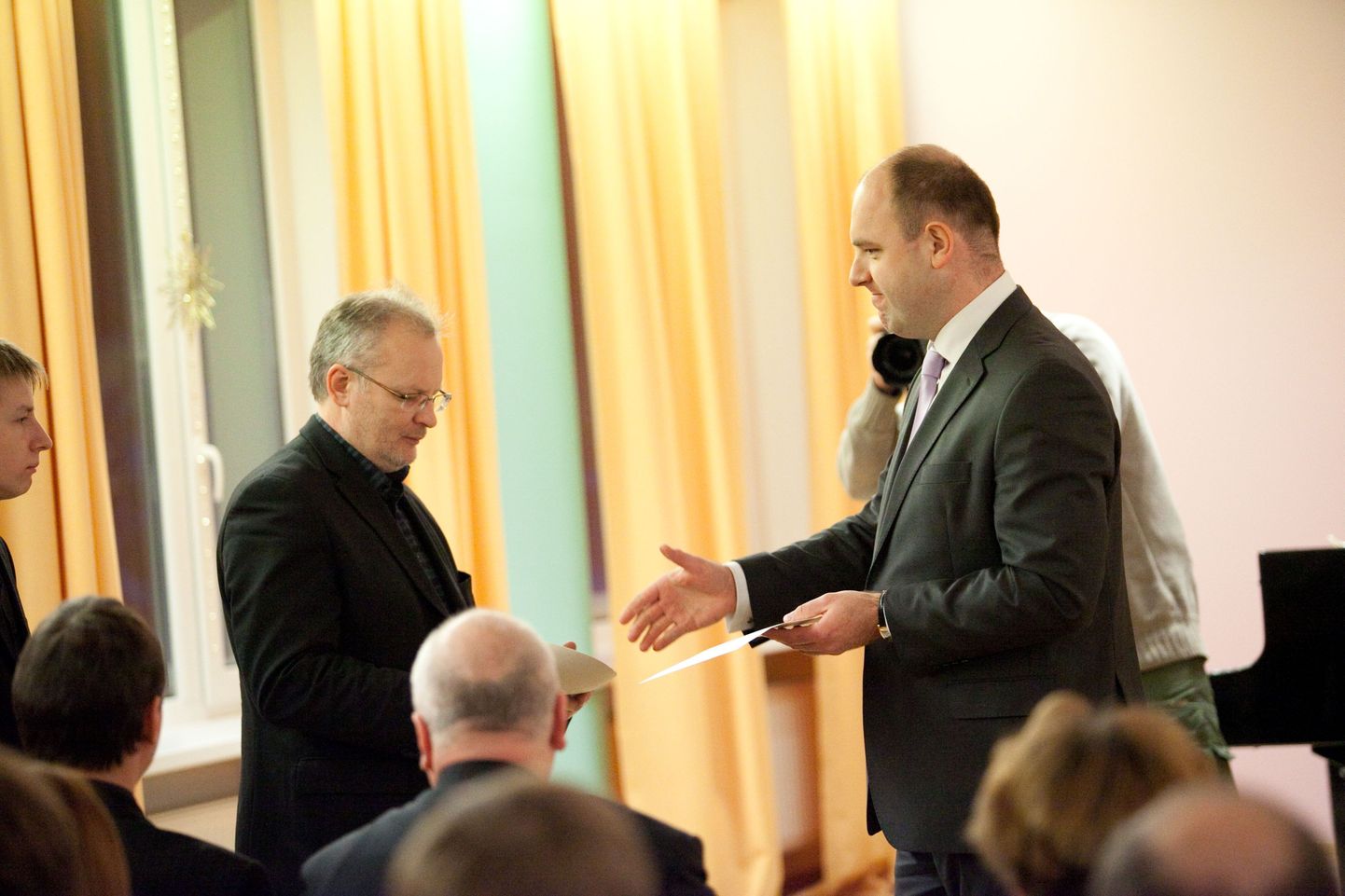 Eesti Kultuurkapitali juhataja Raul Altmäe (paremal) annab Kultuuripärli 
Viru Folgi korraldajale Peep Veedlale.