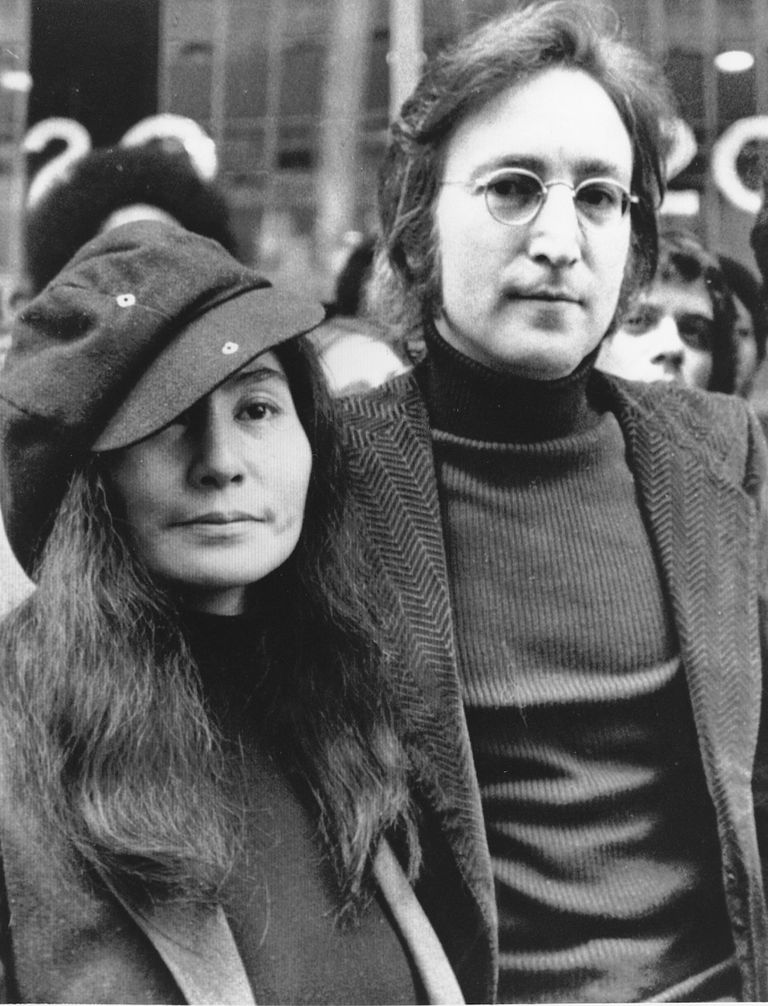 Saksa politsei leidis pankrotistunud oksjonimajast biitlile John Lennonile kuulunud esemed. Yoko Ono ja John Lennon