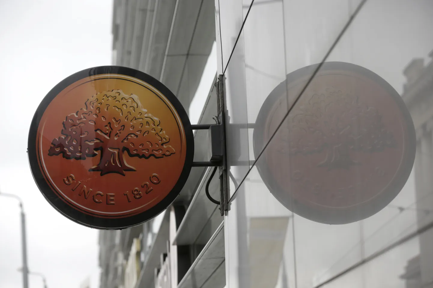 Swedbanki logo koos oma peegelpildiga Lätimaa pealinnas Riias 21. oktoobril 2021. Piiri taga põhjanaabri juures uuritakse parasjagu, kas Stockholmis baseeruv finantsinstitutsioon on osalenud rahapesus ja tegelenud ka teiste kriminaalsete asjadega.