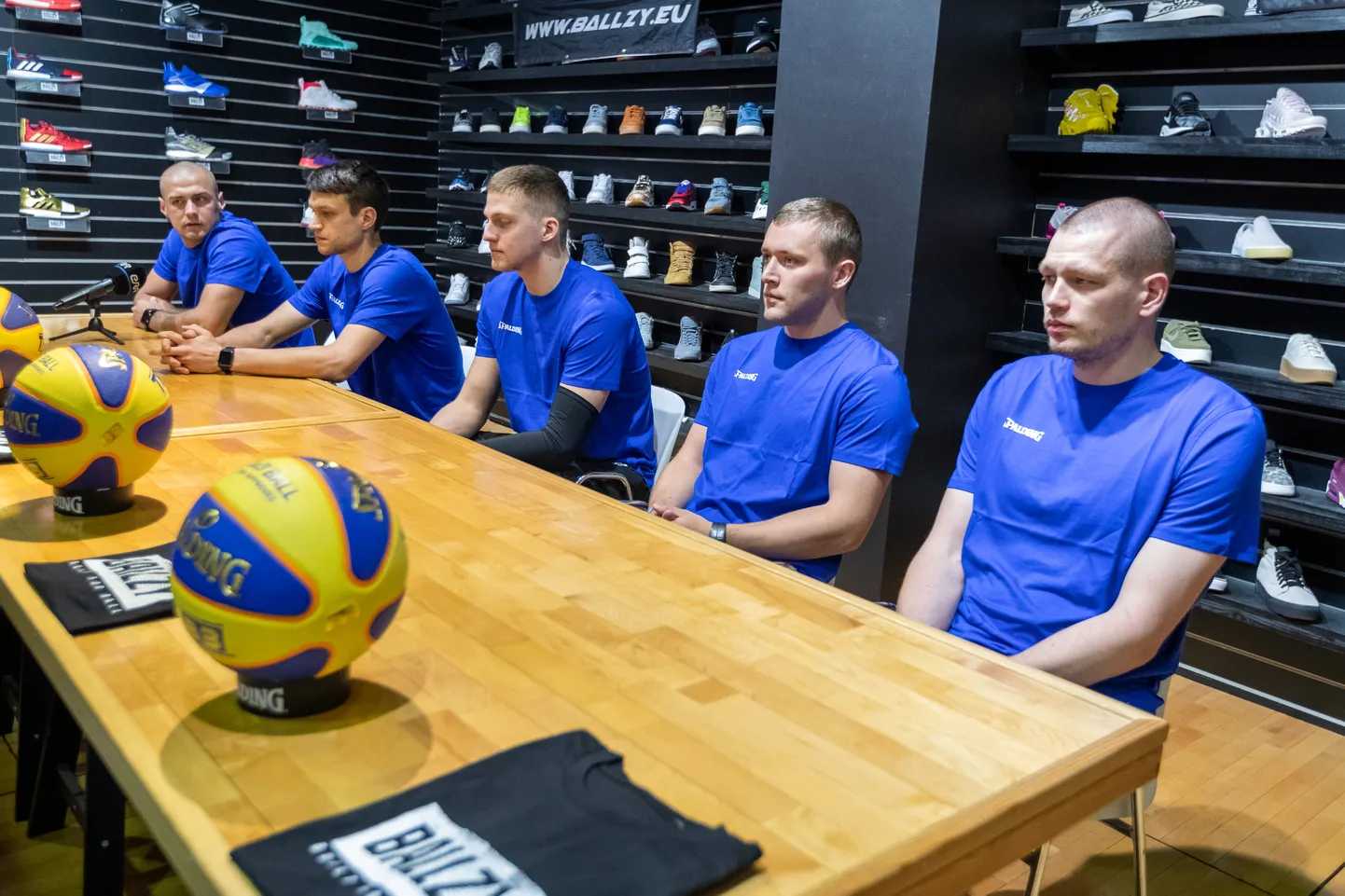 3x3 korvpallikoondist esindavad tänavu Joonas Järveläinen (paremalt), Rannar Raap, Karl-Johan Lips ja Martin Dorbek, taga on treener Siim Raudla.