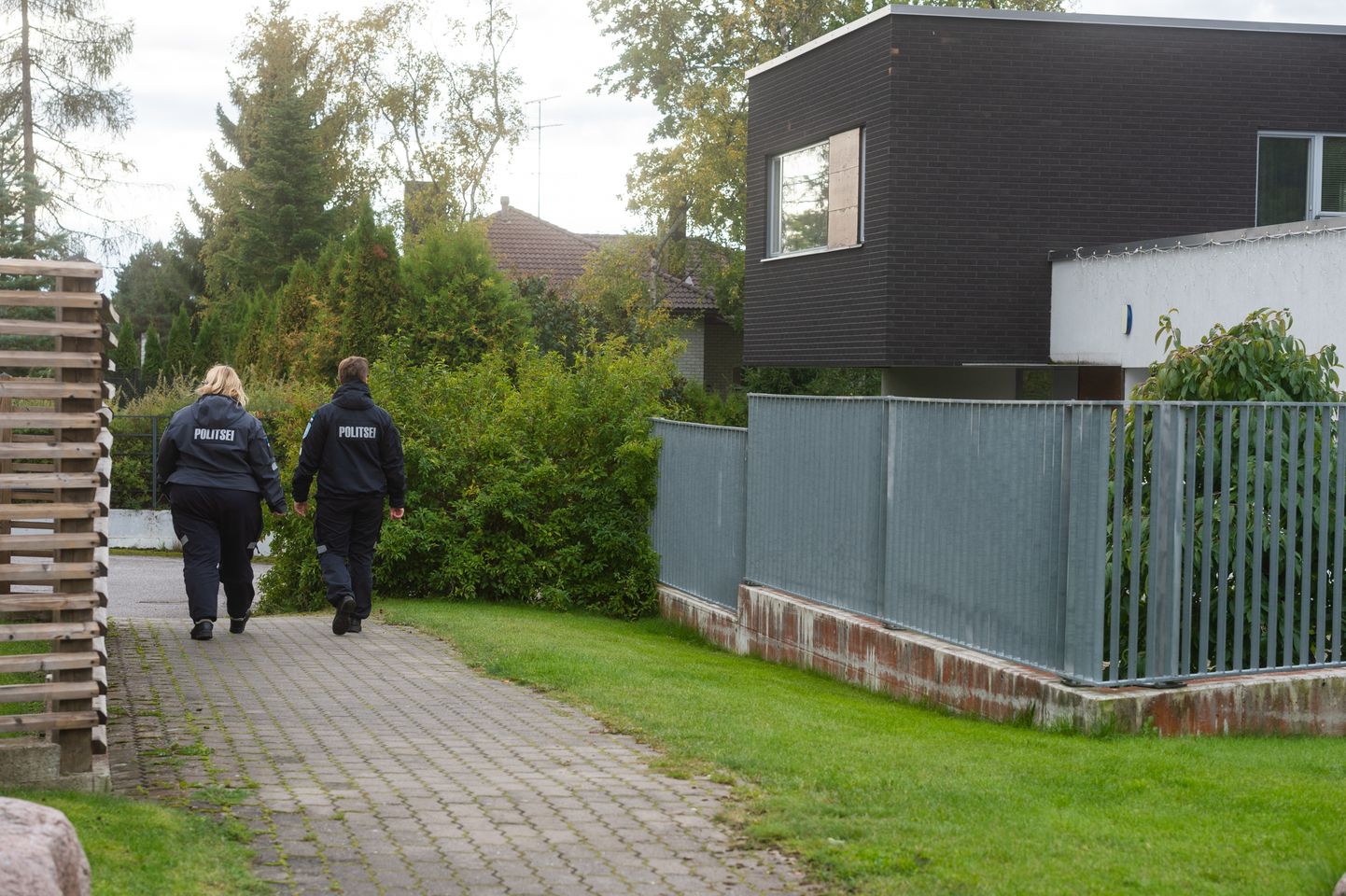 Politseinikud Aivar Rehe kodu juures.