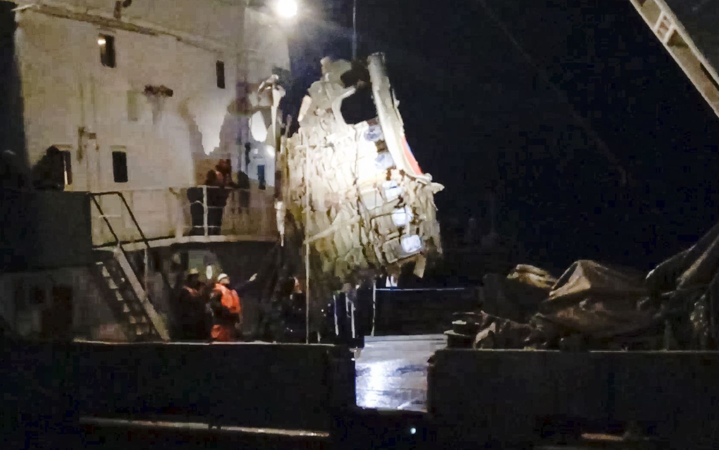 Обломки рухнувшего в Черное море Ту-154.