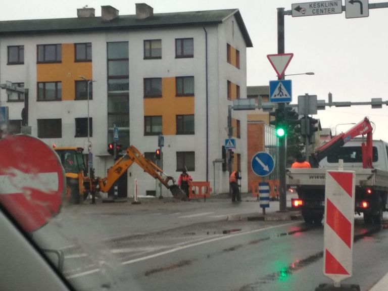 Pärnus Tallinna maantee ja Jannseni tänava ristmikul oli täna hommikul teetööde tõttu liiklus häiritud.