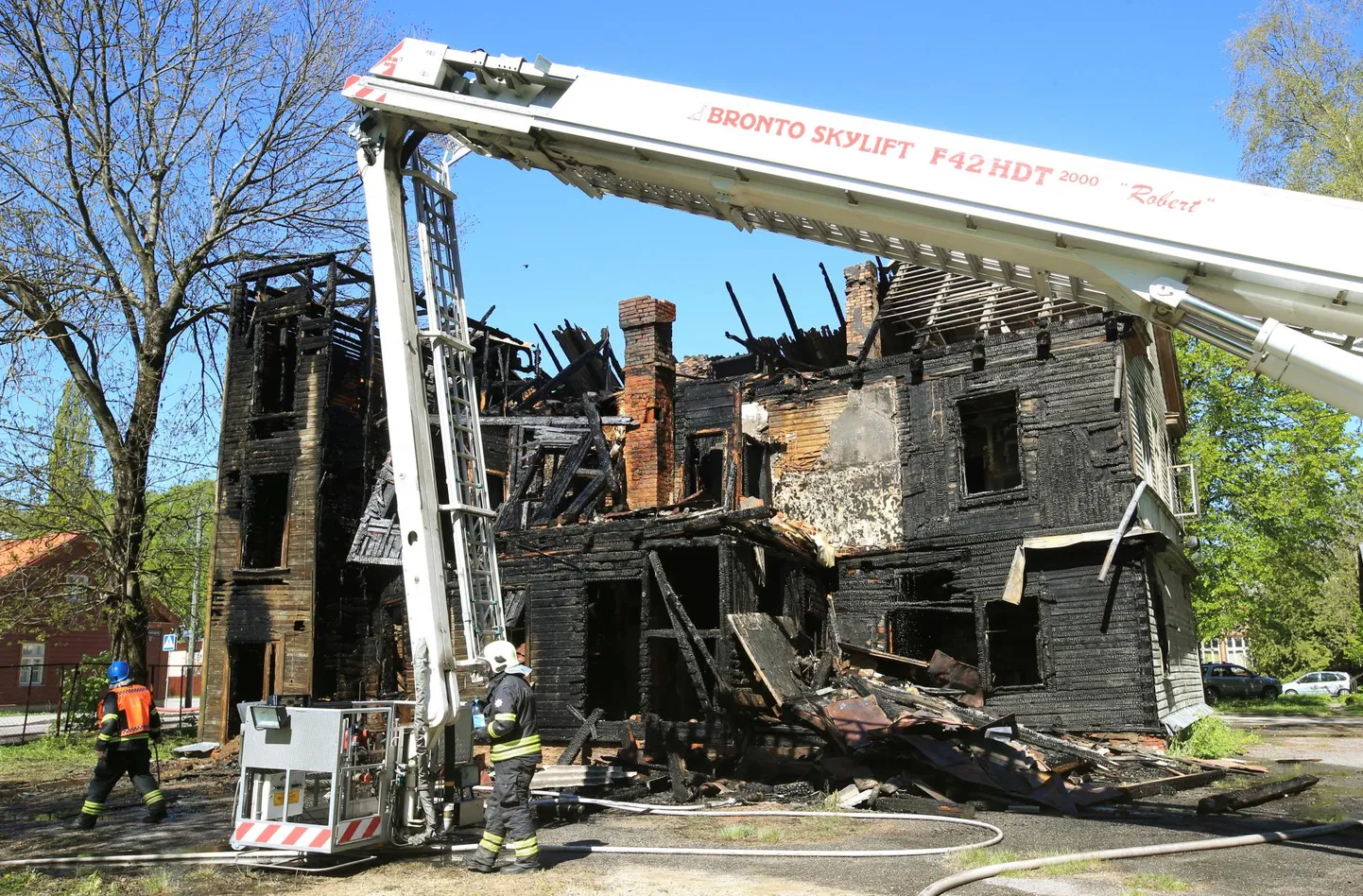 Eile öösel puhkes tulekahju Lina 7 tühjas kortermajas, mille juures päästjad töötasid veel keskpäevalgi. Ülemöödunud aasta suvel mängiti selle maja hoovis suveetendust «Tagahoovish».