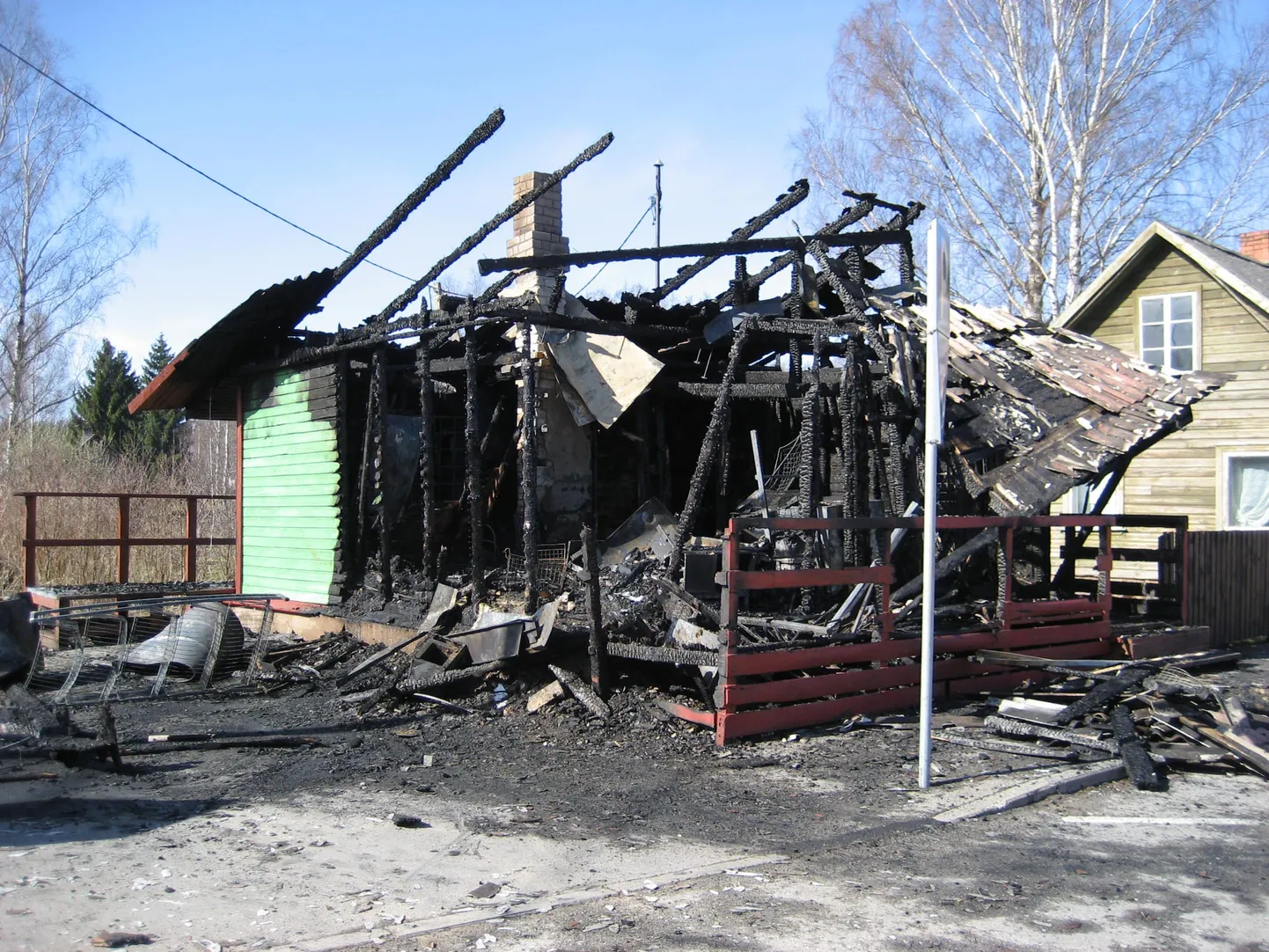 Mellistes põles täna öösel väike pood.