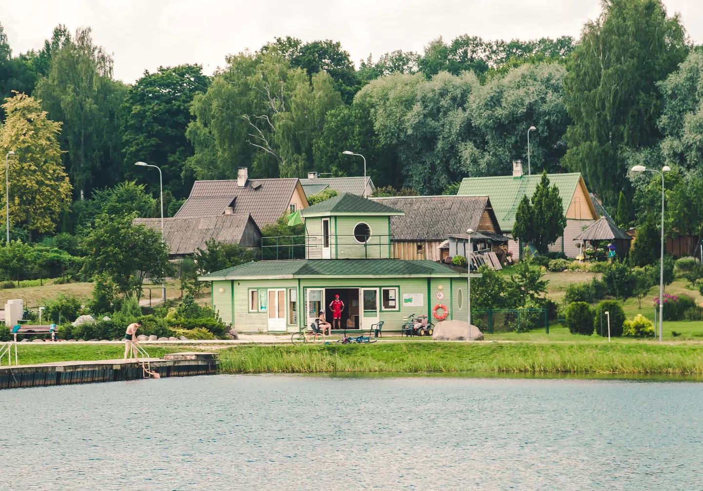Roheline lipp Valgas Pedeli paisjärve ääres.