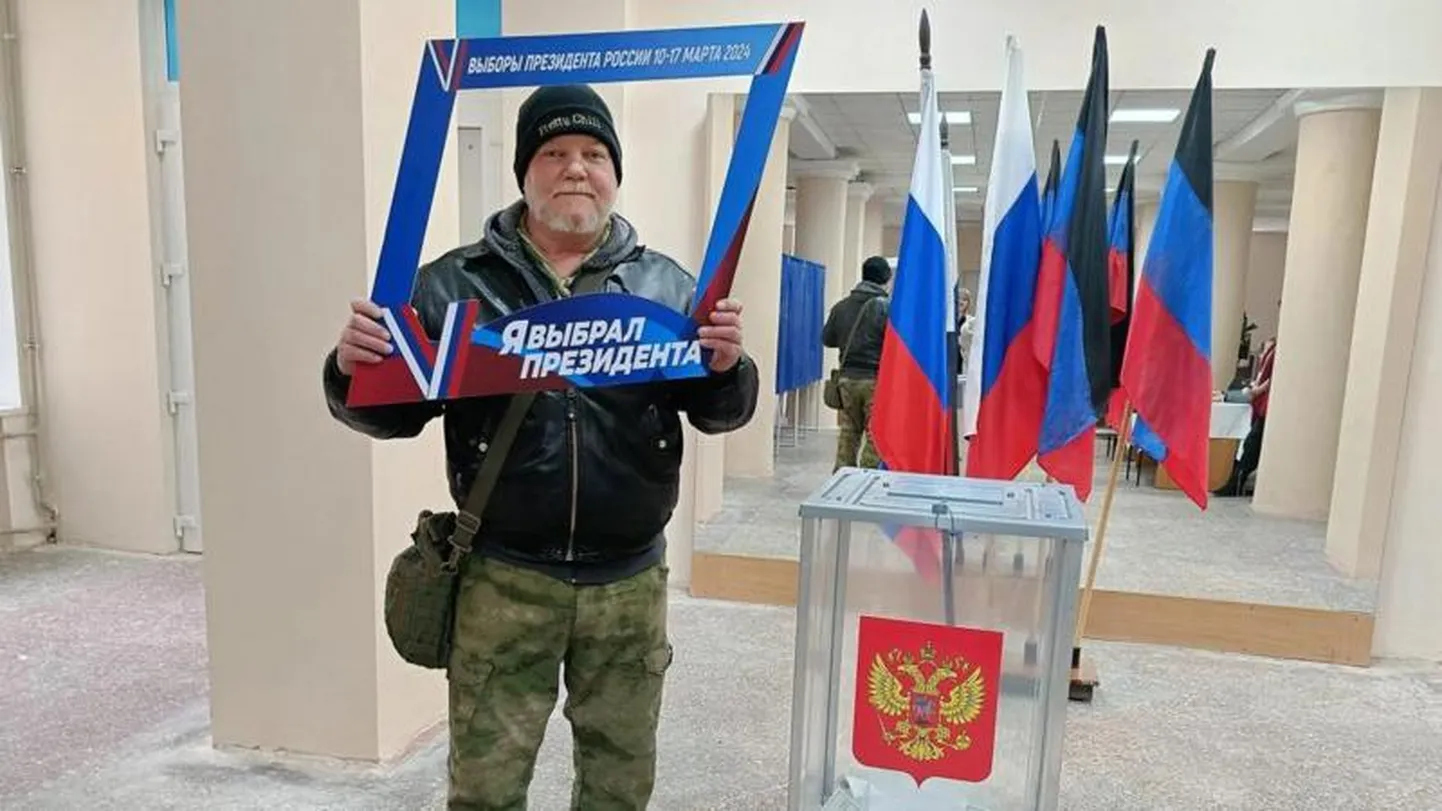 За годы жизни в Донецке Рассел Бентли успел получить российское гражданство (на снимке — после голосования на президентских выборах)