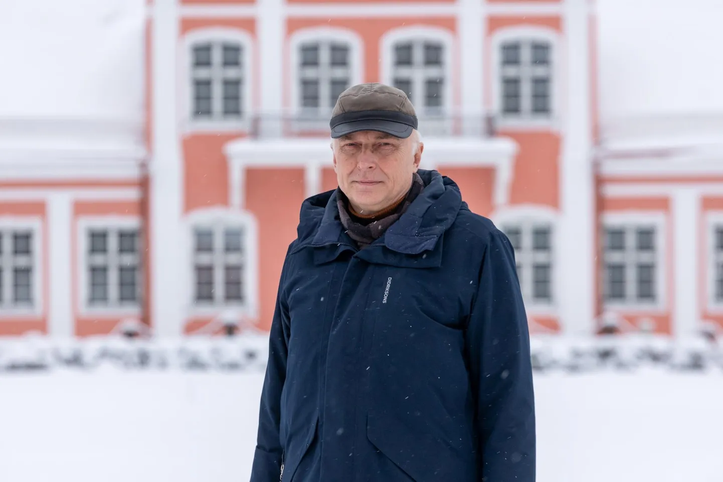 Riigimetsa majandamise keskuse peametsaülem Andres Sepp Sagadi mõisa ees.