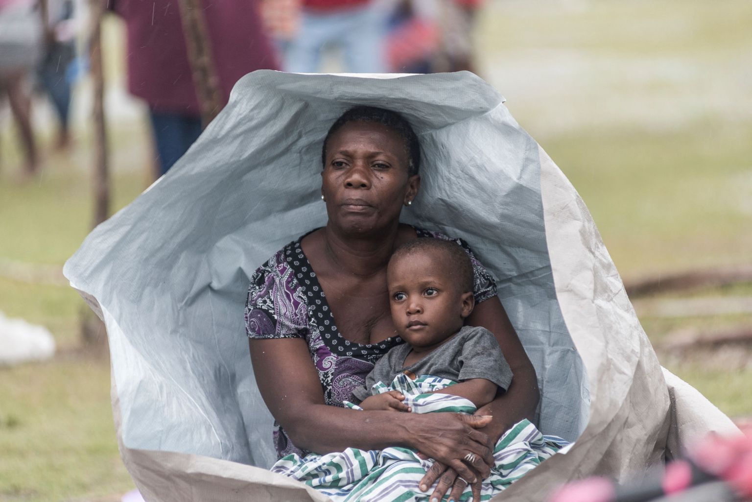 Haitilased pärast maavärinat ning tormi eel Les Cayes'i lähistel.