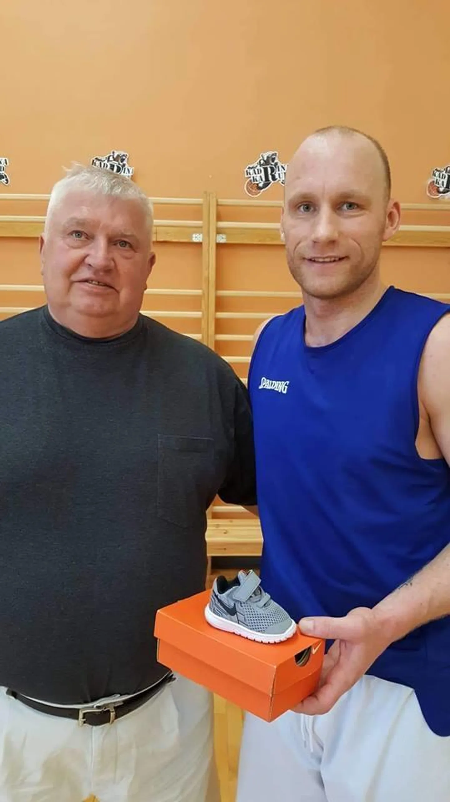 Kadrina Karude juhendaja Andres Sõber (vasakul) kinkis noorele isale Allan Ehtele tütar Emma sünni puhul paari tibatillukesi kossuketse.