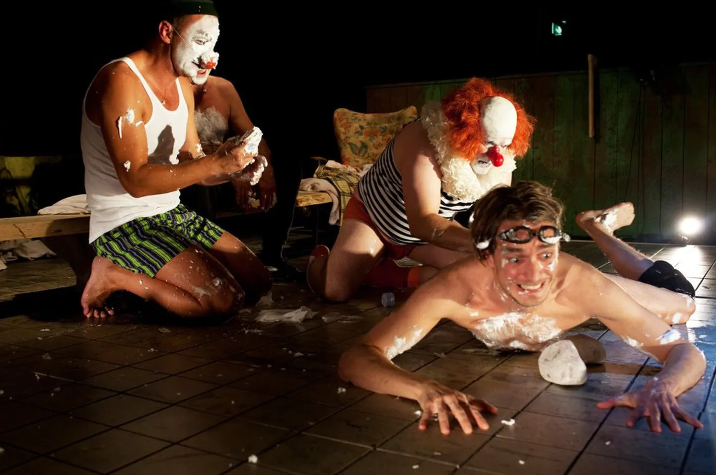 Eesti vabakutseline näitleja Juhan Ulfsak    Raskolnikovina Münchner Kammerspiele lavastuses «Rodion Raskolnikovi kujuteldav Siberi tsirkus», mille tõi Saksamaal lavale soomlane Kristian Smeds. Fotol Juhan Ulfsak Edmund Telgenkämperi ja Hannu-Pekka Björkmaniga.