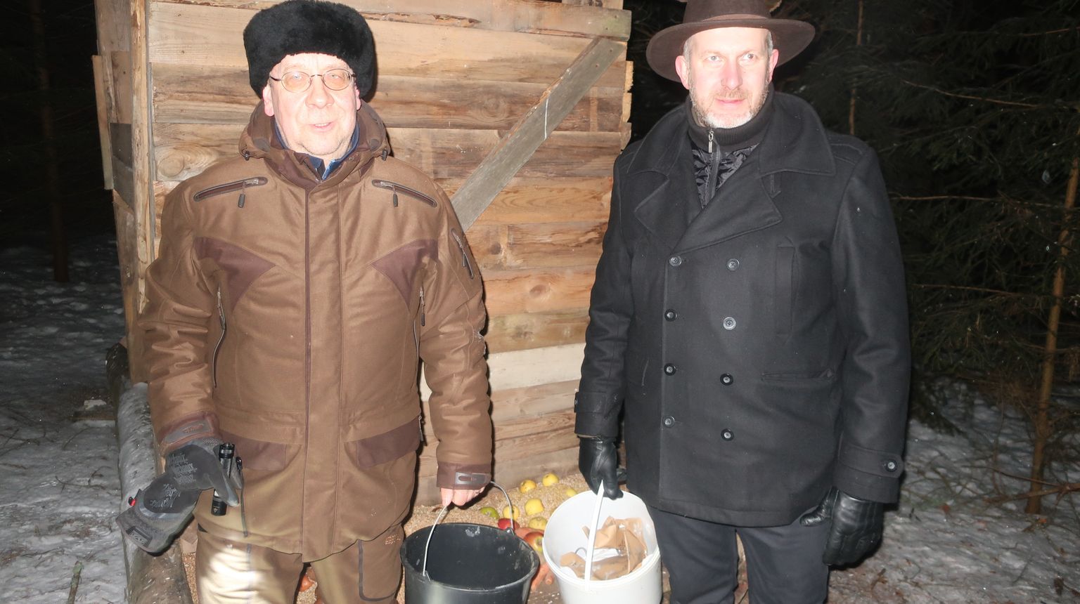 Jõulurahu kuulutasid välja Võrumaa Jahiseltsi aseesimees Toomas Kaun (vasakul) ja Põlva Jahiseltsi esimees Tiit Rammul.