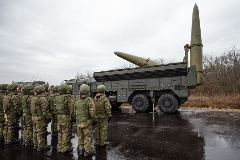 Vene sõdurid Iskander-M tüüpi raketi juures seismas.