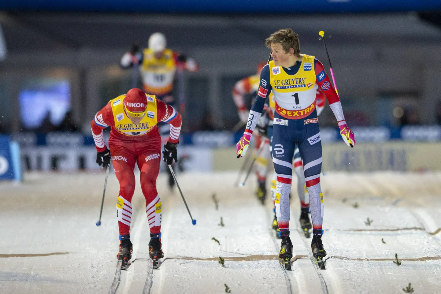 Johannes Høsflot Klæbo arvas, et võidab MK-etapi, ent kõrvalt hiilinud Aleksandr Bolšunov sai võidu