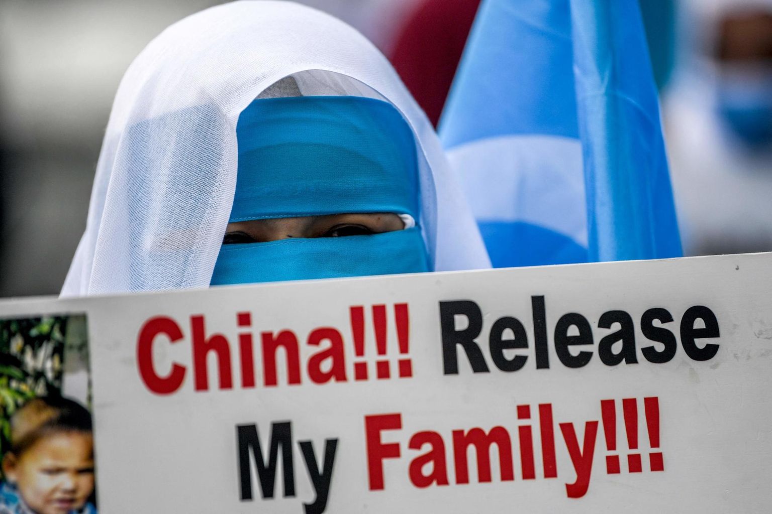 Naistepäeval toimunud meeleavaldus Hiina ja Türgi väljaandmisleppe vastu Istanbulis. Vastutasuks muu hulgas koroonavaktsiini tarnete eest nõuab Hiina Türgilt uiguuride väljaandmist. 