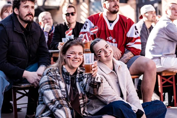 FOTO VEF KVARTĀLS pulcē hokeja fanus kuplā skaitā