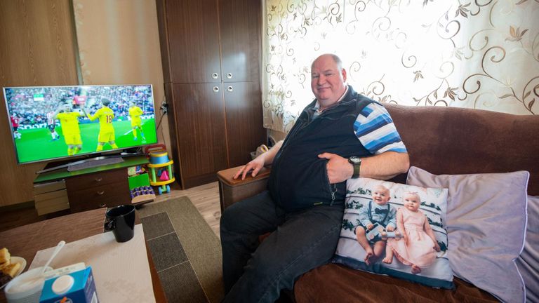 Алар Тупп у себя дома в Муствеэ за одним из своих любимых занятий — просмотром спортивных передач. На диванной подушке изображены двое его внуков. Всего у него шестеро внуков.
 
