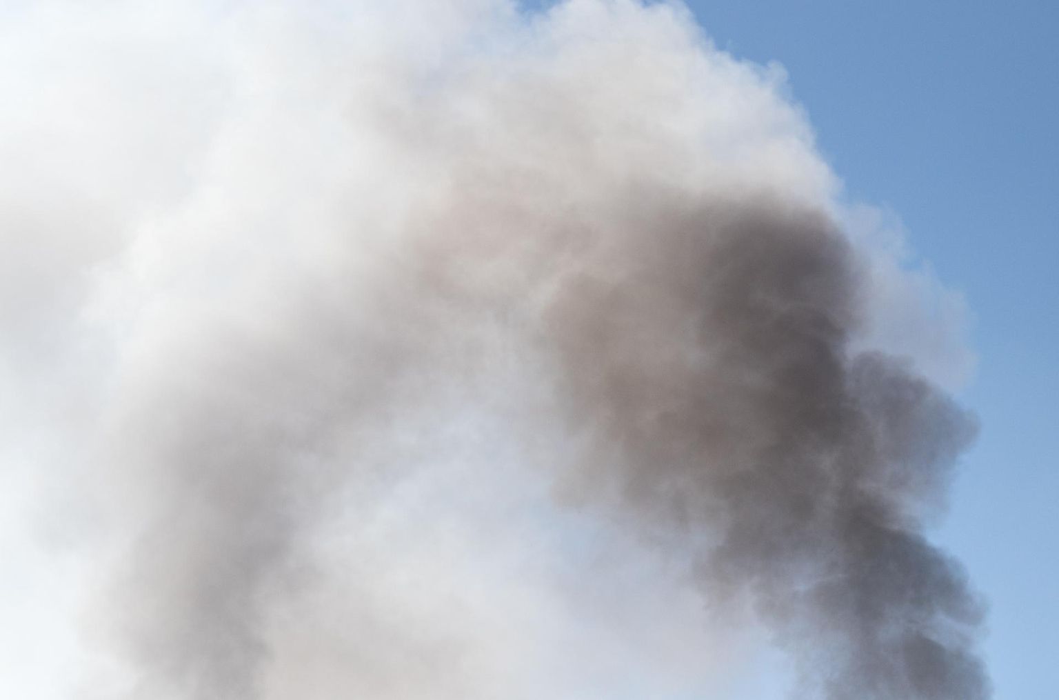 Ebasobiva materjali põletamisel tekkiv suits võib häirida kaaslinlasi. Pilt on illustreeriv.