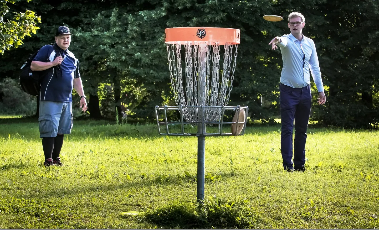 Pärnu ­linnavalitsus toetab kettagolfarite tegemisi kahe ­käega. Fotol (vasakul) discgolf’i-klubi Hole-in-One nädalamängude eestvedaja Margo Peters ja abilinnapea Rainer Aavik.