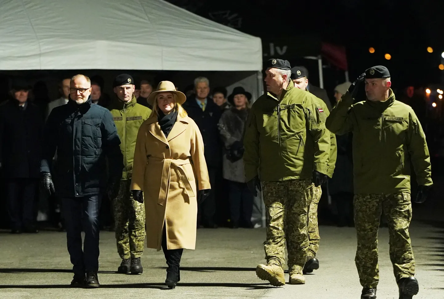 Aizsardzības ministrs Andris Sprūds (no kreisās), jaunais Zemessardzes komandieris, pulkvedis Aivars Krjukovs, Ministru prezidente Evika Siliņa un Nacionālo bruņoto spēku komandieris ģenerālleitnants Leonīds Kalniņš ierodas uz Zemessardzes komandiera svinīgo maiņas ceremoniju AB dambī.