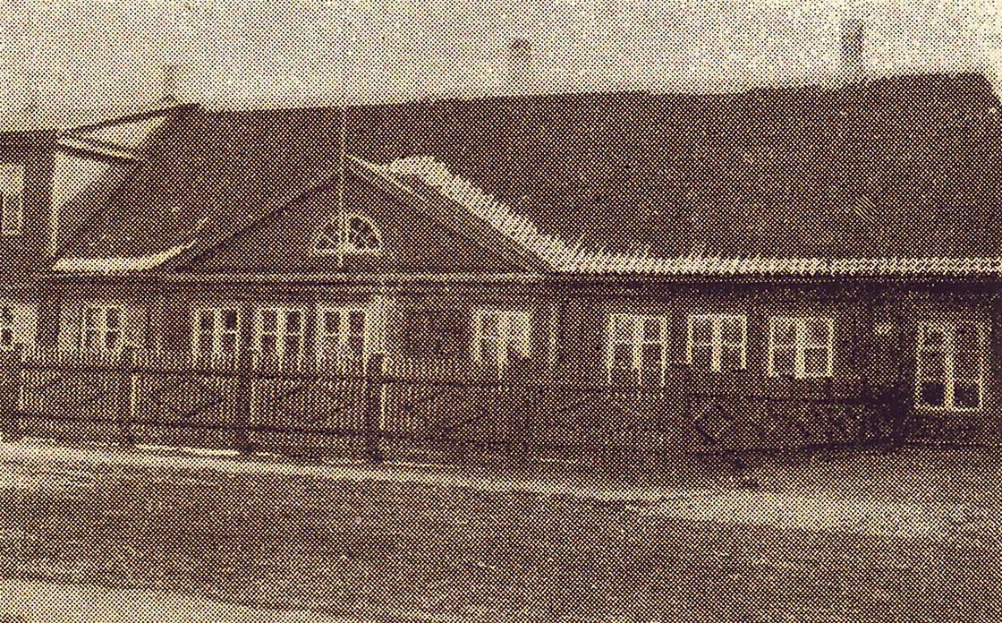 Pärnu eestlaste esimene krediidiühistu asutati ilmselt majas Kooli 13, kus asusid Endla seltsi ruumid. Praegu on sellel kohal Hansagümnaasium.