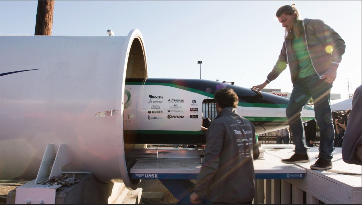 Испытания капсулы Hyperloop в 2017 году в Калифорнии.