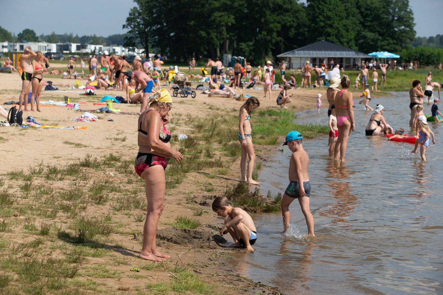 Suvekuumus tõi Viljandi järve äärde sadu suvitajaid.