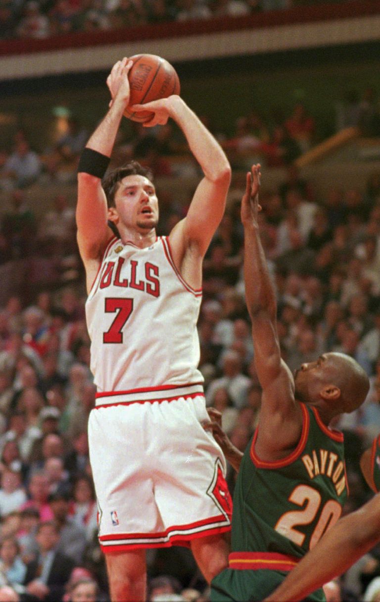 Toni Kukoč (viskel) 1996. aastal NBA finaalseerias.
