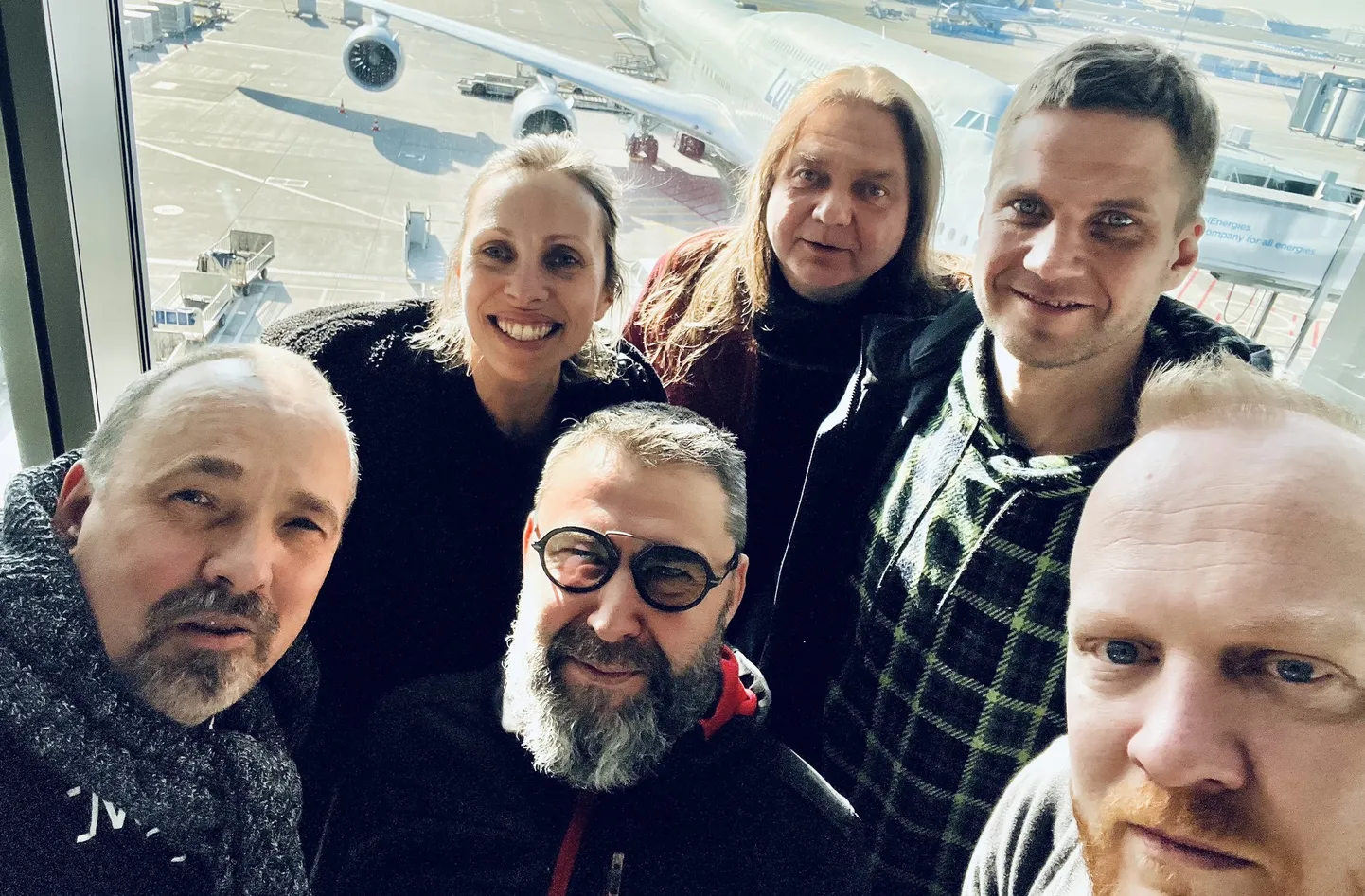 No kreisās: Uldis Cekulis, Linda Olte, Aigars Grauba, Valdis Celmiņš, Uģis Olte un Viesturs Kairišs