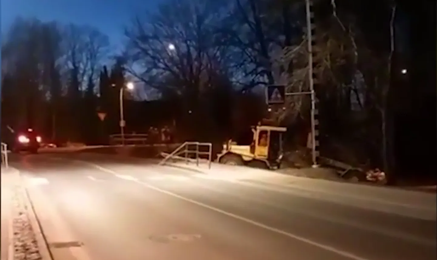 Пьяный водитель грейдера в Бауске основательно разрушил городской парк