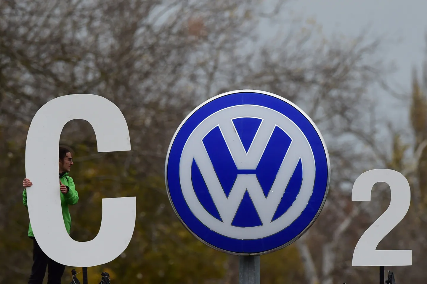 Aktivisti protestiloosung Saksa autohiiu Volkswagen vastu.