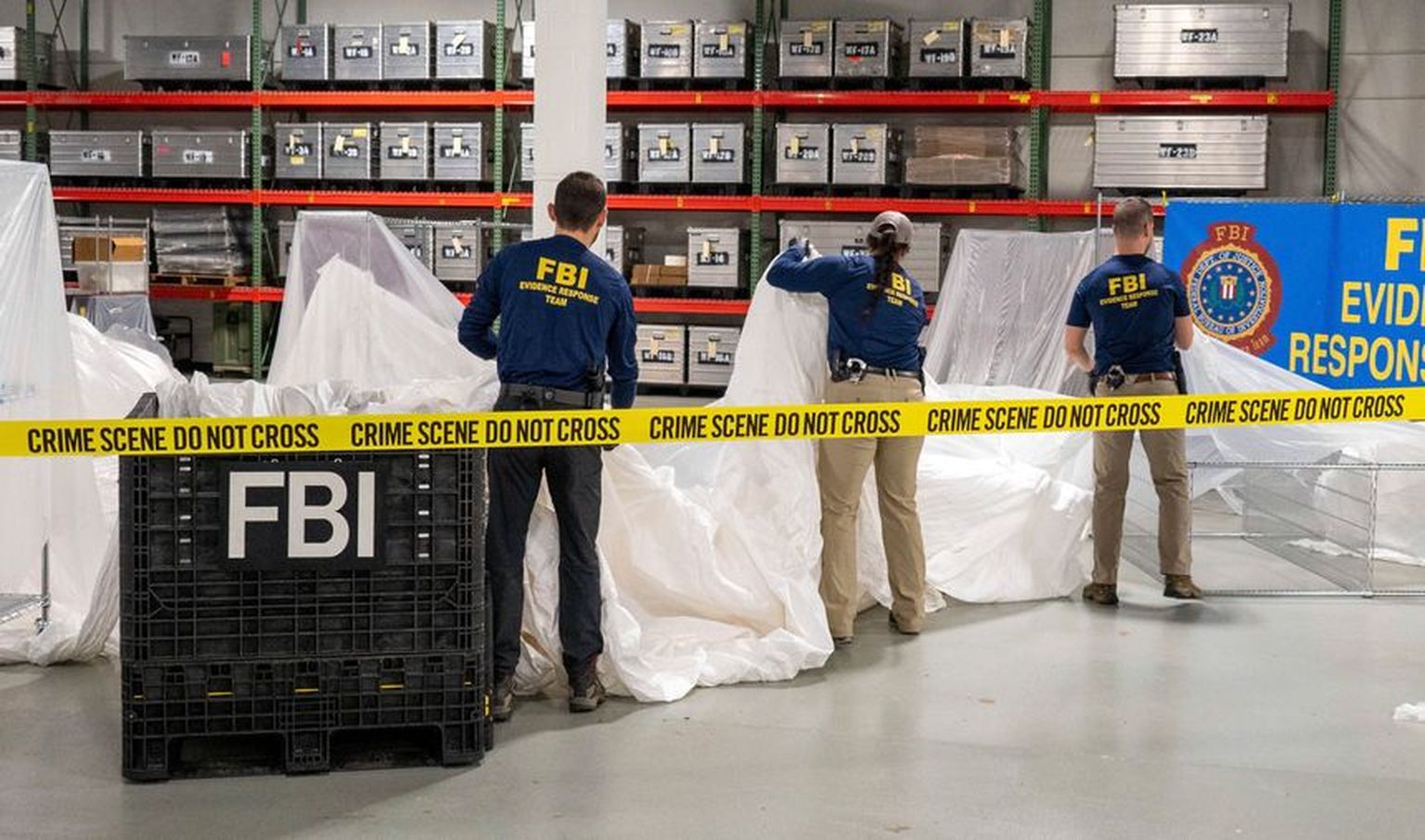 FBI töötajad õhupalli komponente uurimas.
