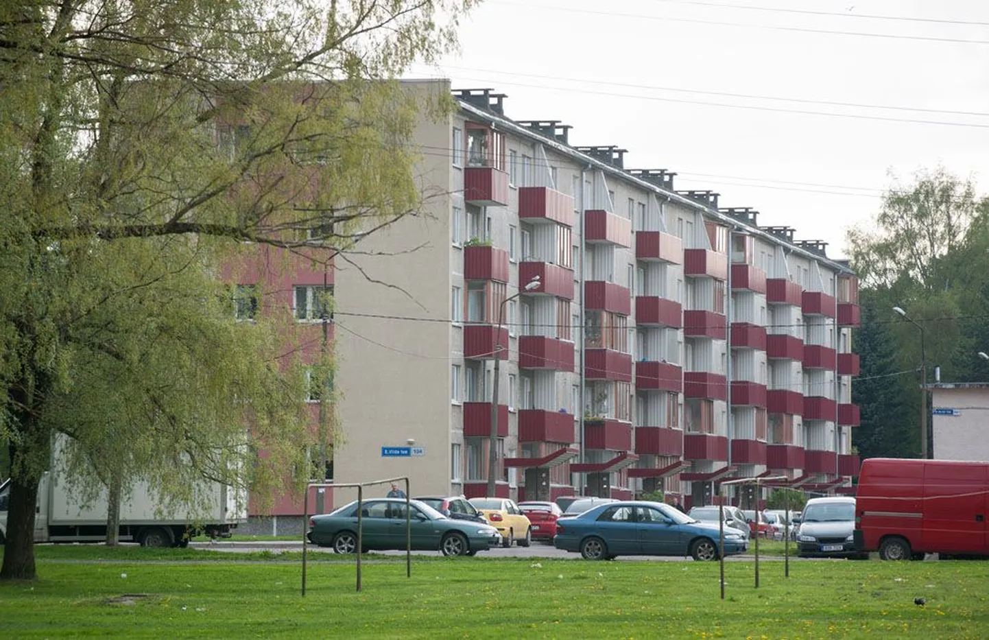 Majandusgeograaf Hardo Aasmäe hinnangul tuleb vanad paneelelamud varem või hiljem lammutada, aga kuna tegemist on massilise korteriomandiga, siis on vaja seadusi muuta.