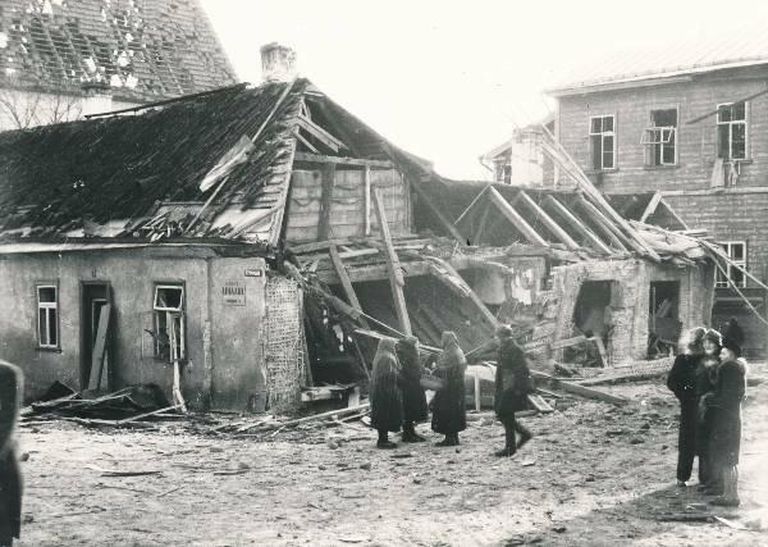 Pommitabamus Gustav Adolfi ja Kroonuaia tänava nurga juures. Tartu, 27.03.1944.