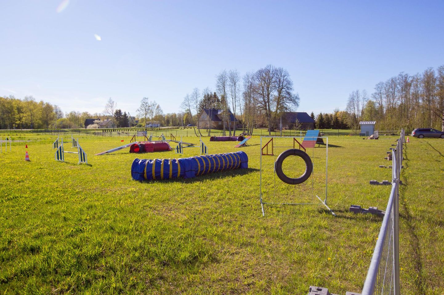 Päides on MTÜ Rakvere Koeraspordi Klubi treeninguplats, kus saab koertega käia kuulekuskoolis, agility-treeningul ja kutsikakoolis.