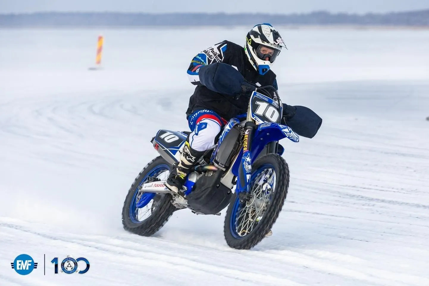 Paikuse motoklubi enduuroäss Toivo Nikopensius kihutas Võrtsjärvel seenioride esikoha vääriliselt.
