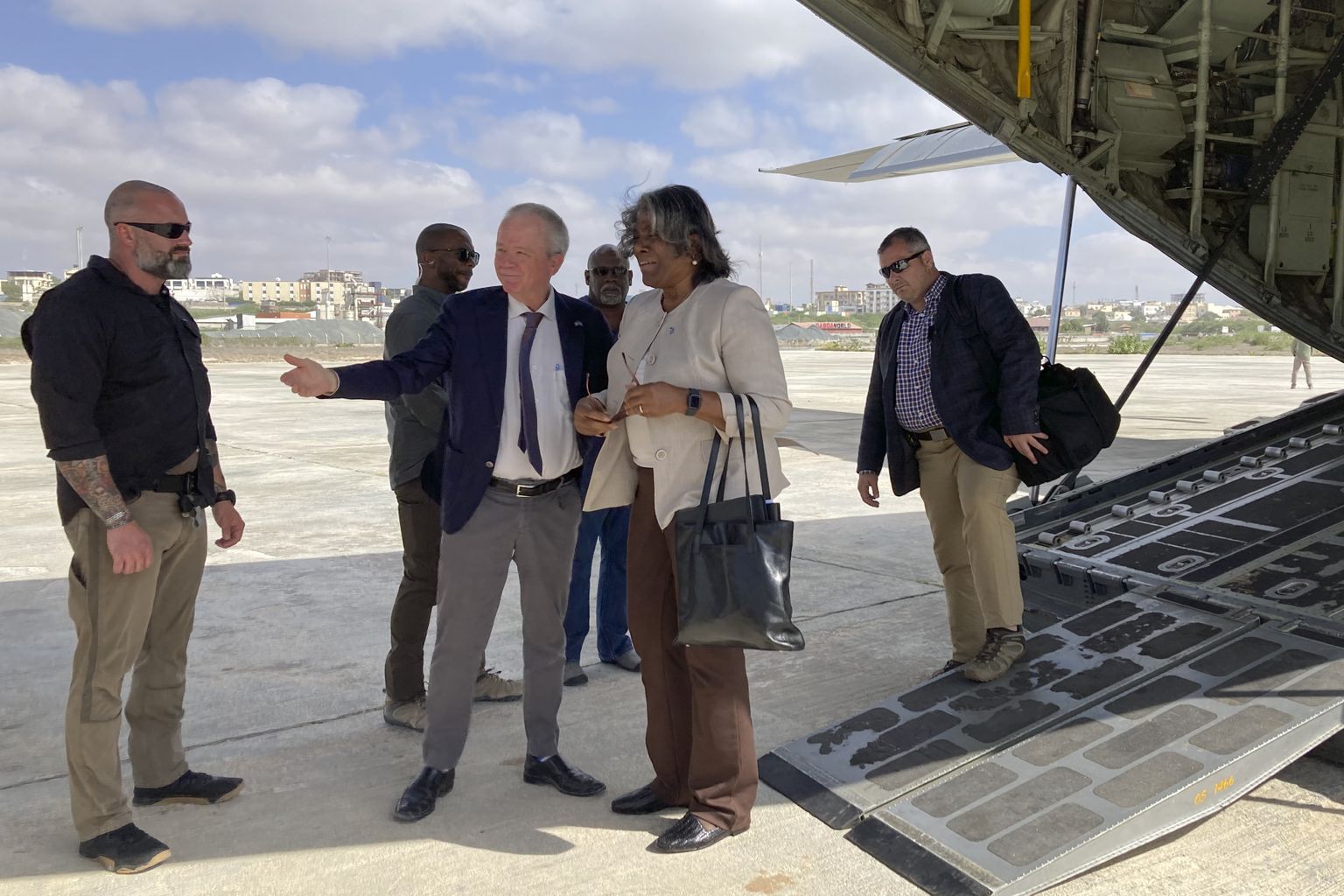 USA suursaadik ÜRO-s Linda Thomas-Greenfield saabus pühapäeval Somaalia pealinna Muqdishosse, kus ta kutsub maailma doonoreid andma viivitamatut abi näljahäda künnisel olevatele Aafrika Sarve riikidele. Tema sõnul on näljahäda "rahvusvahelise kogukonna ülim läbikukkumine".