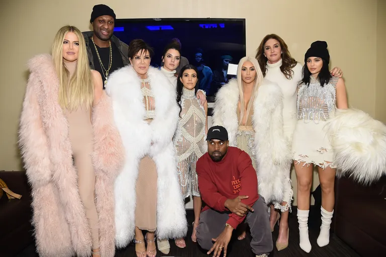 Vasakult paremale: Khloe Kardashian, Lamar Odom, Kris Jenner, Kendall Jenner, Kourtney Kardashian, Kanye West, Kim Kardashian, Caitlin Jenner and Kylie Jenner Kanye West Yeezy moesõul 2016. aastal.