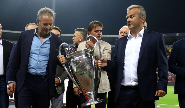 Montenegro jalgpalliliidu president Dejan Savićević (paremal) jagab kõige staažikamate vutijuhtide edetabelis teist kohta.
