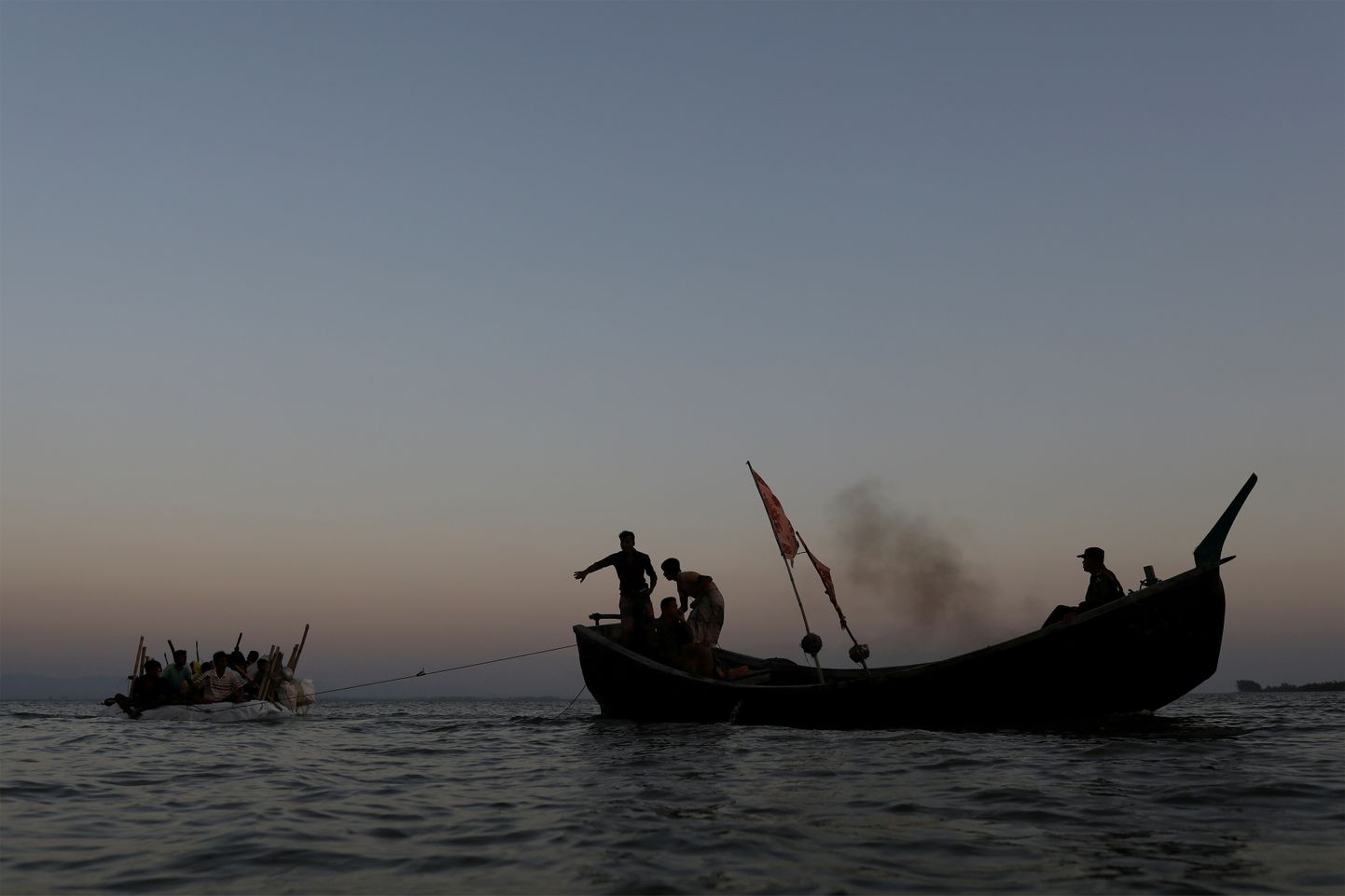 Bangladeshi kalamehed päästmas Rohinja põgenikke parvel.