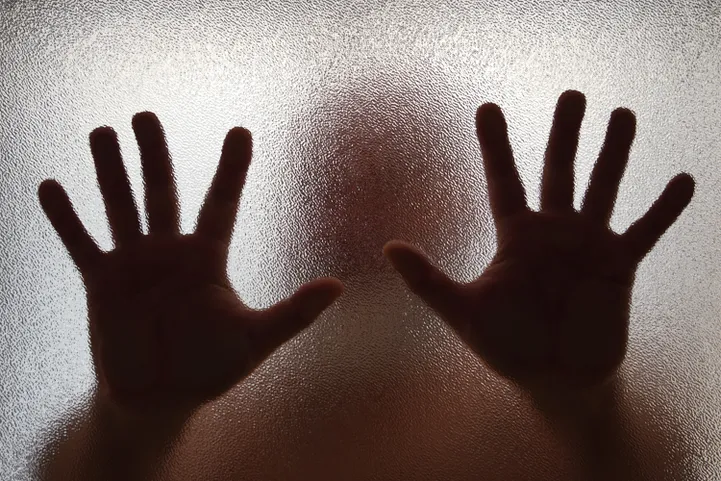 VIDEO Vienu piekauj līdz nāvei, otrai nokož ausi. Vīrietis Rīgā ...