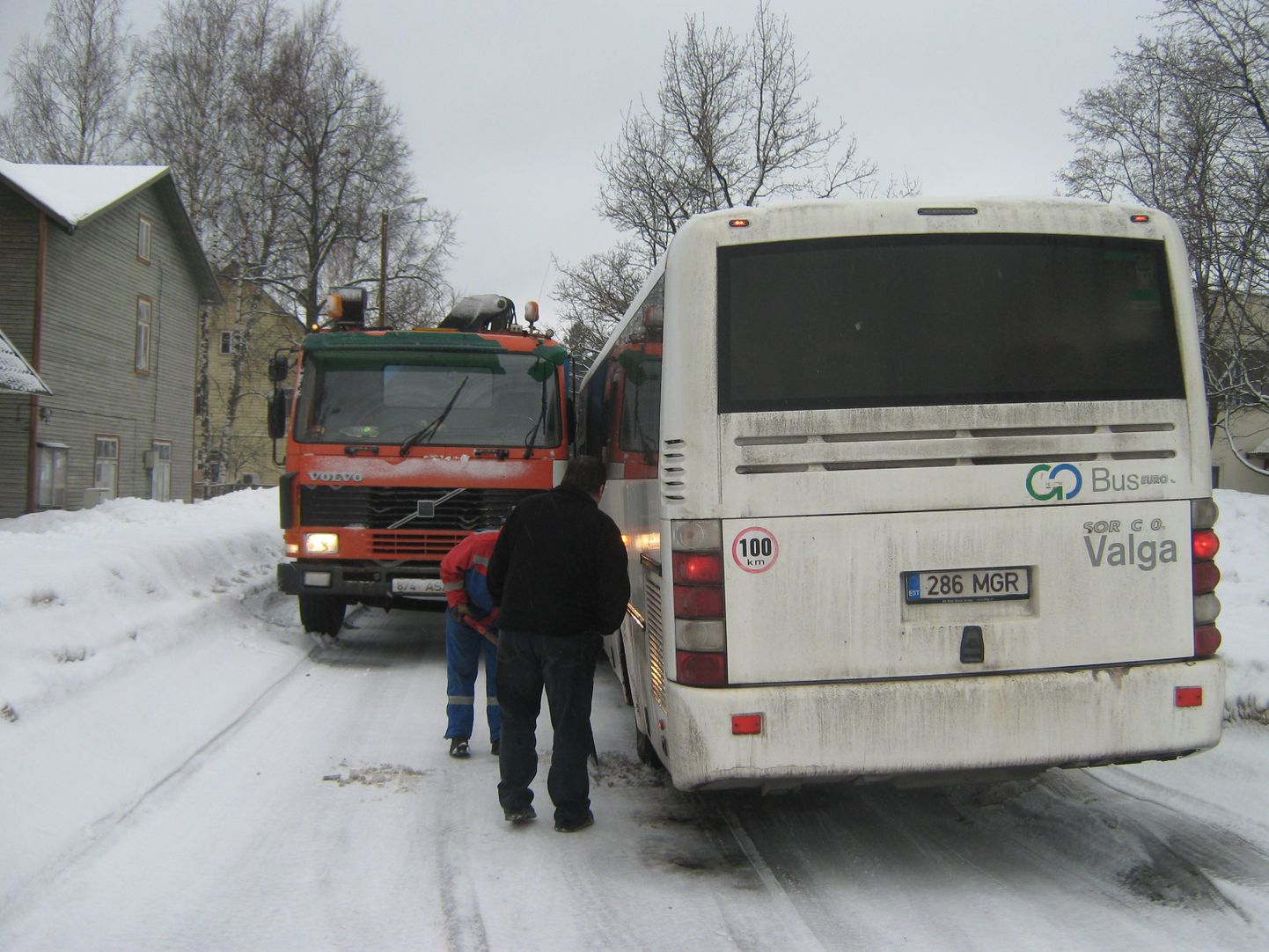 Buss ja veok ei mahtunud Elvas teineteisest mööda.